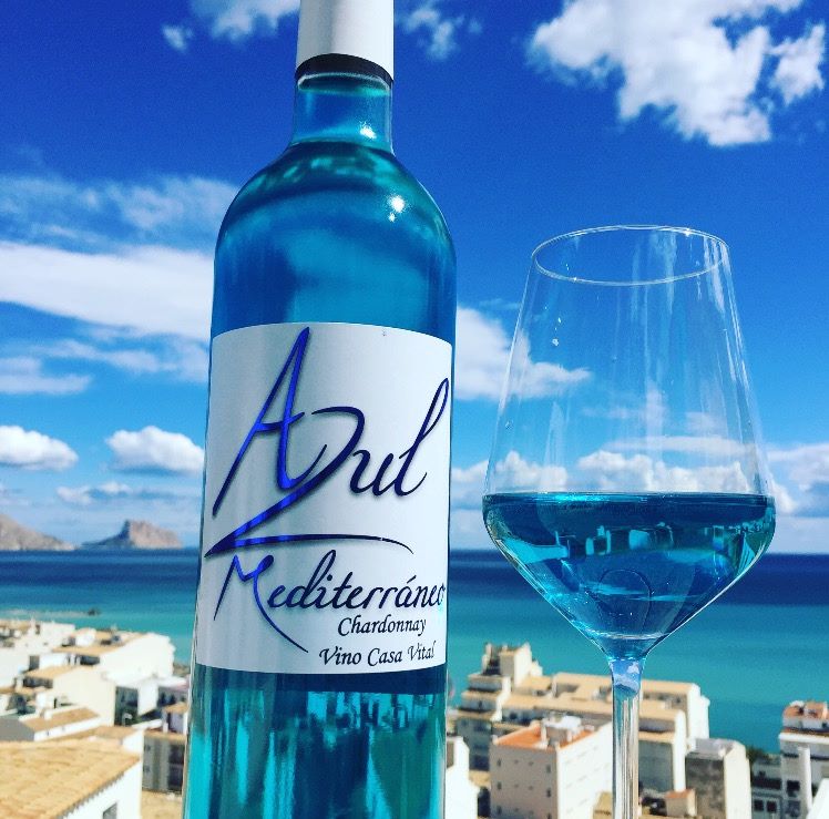 Голубое вино купить. Mediterranean Blue вино. Вино Азул мухер. Блу Блу вино. Синее вино.