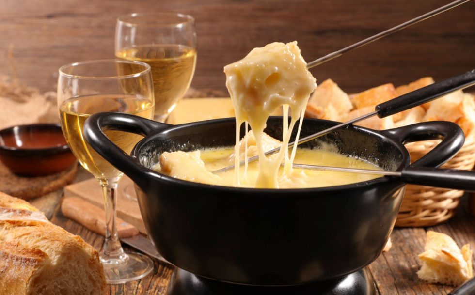 Cheese fondue: melty cheese dip turns food to gold - Glutto Digest