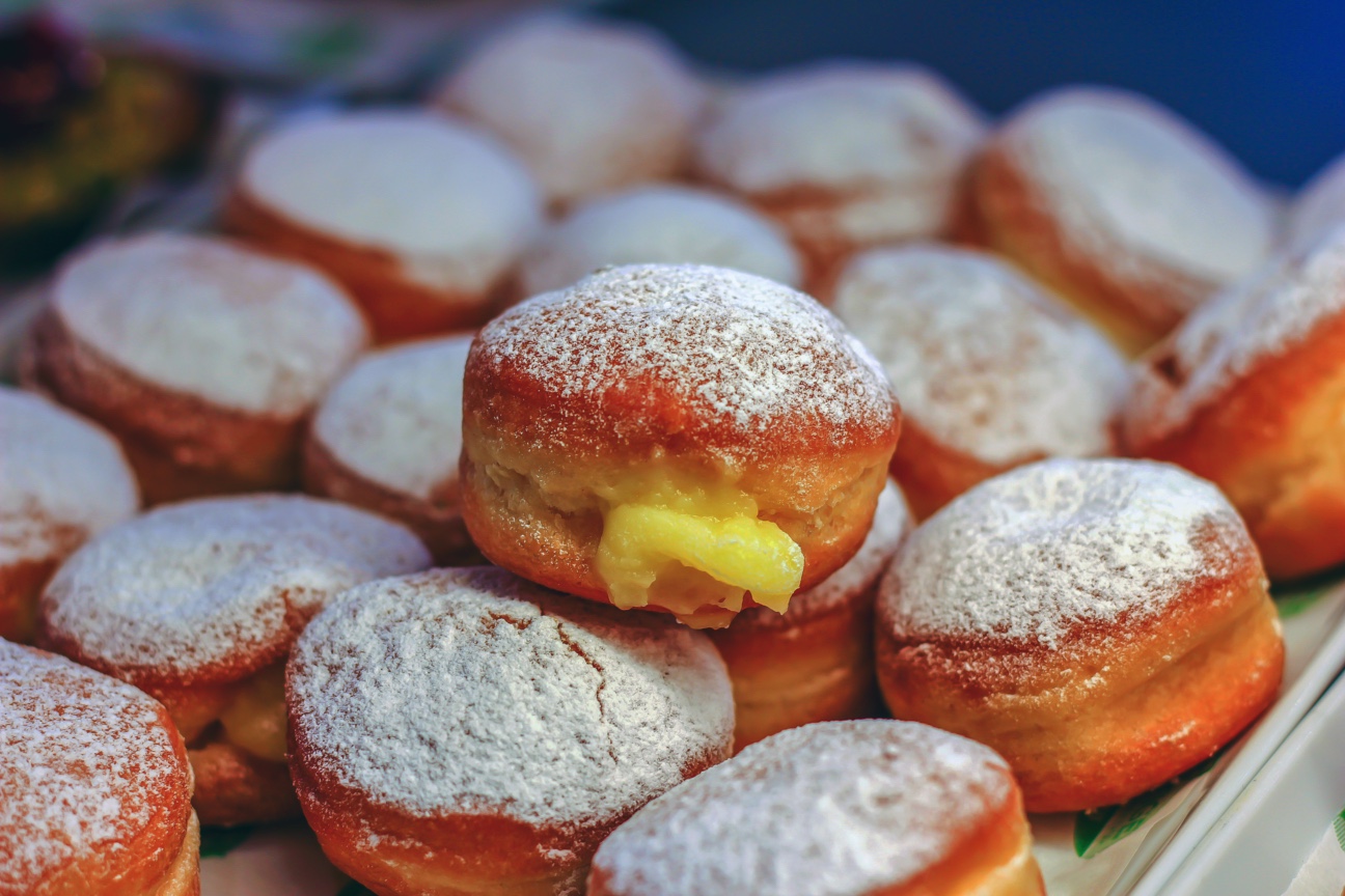 Bomboloni - Italian doughnuts filled with sweet delight - How to Make ...